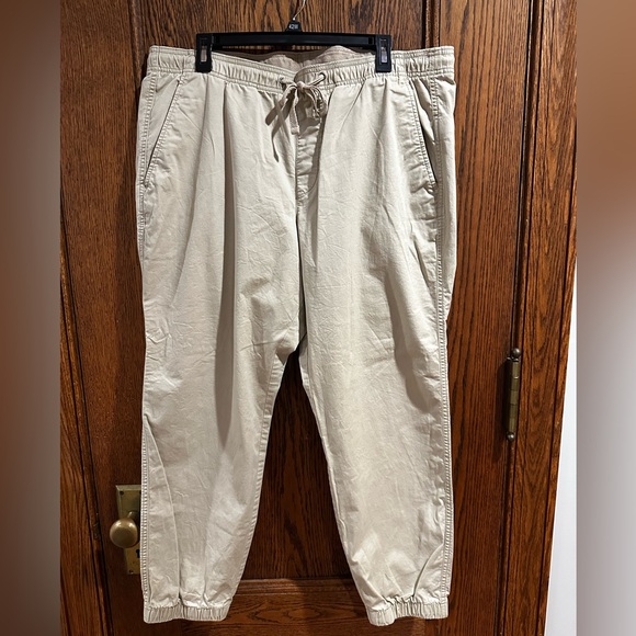 GAP Women’s Iconic Khaki Joggers Size XL (Gently Used) - Picture 1 of 5
